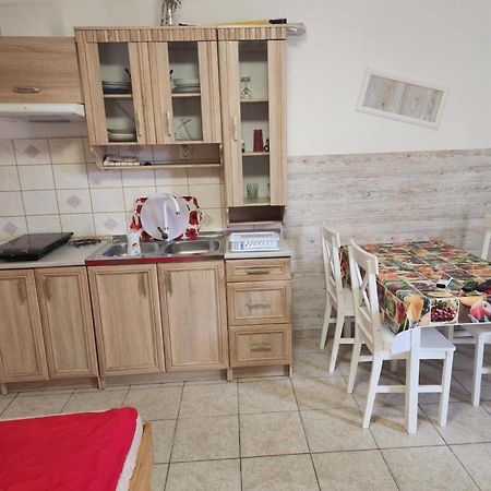 Orsi Apartman / Vendeghaz Kecskemet Exterior photo