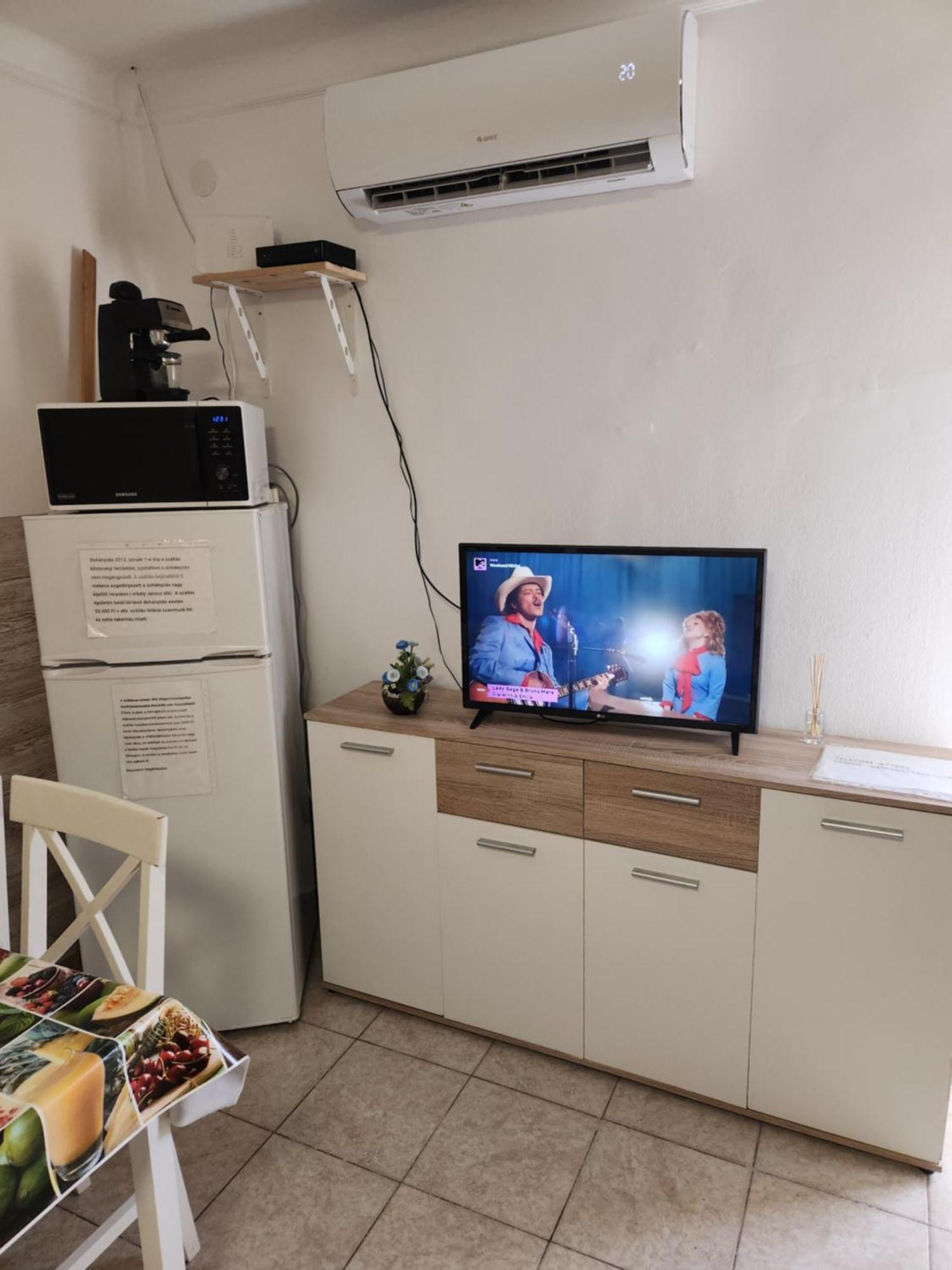 Orsi Apartman / Vendeghaz Kecskemet Exterior photo
