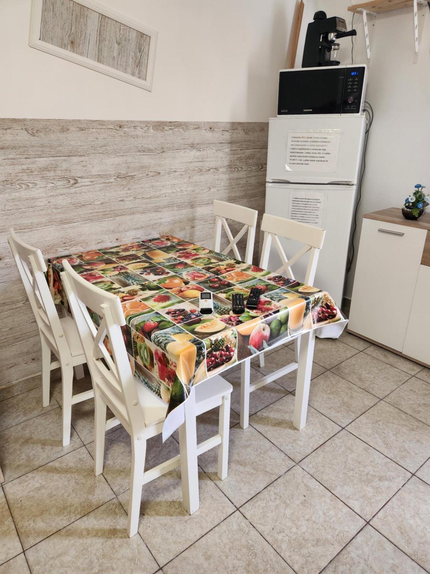 Orsi Apartman / Vendeghaz Kecskemet Exterior photo