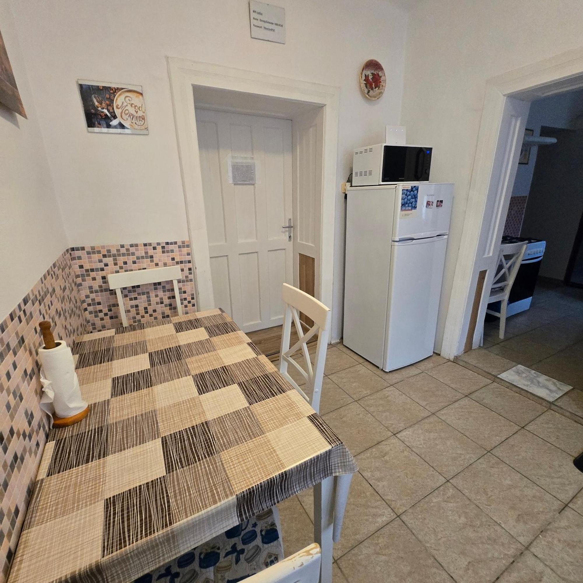 Orsi Apartman / Vendeghaz Kecskemet Exterior photo