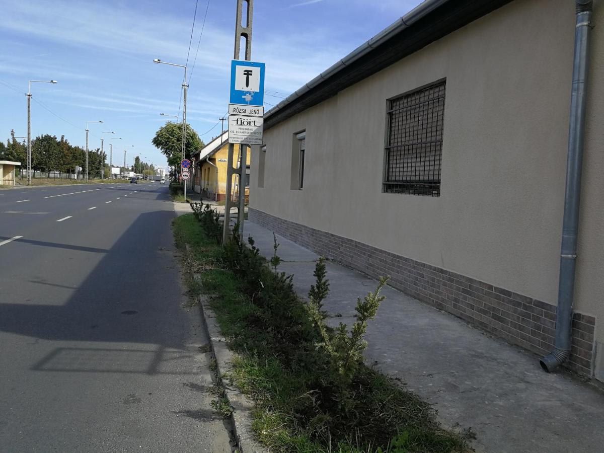 Orsi Apartman / Vendeghaz Kecskemet Exterior photo